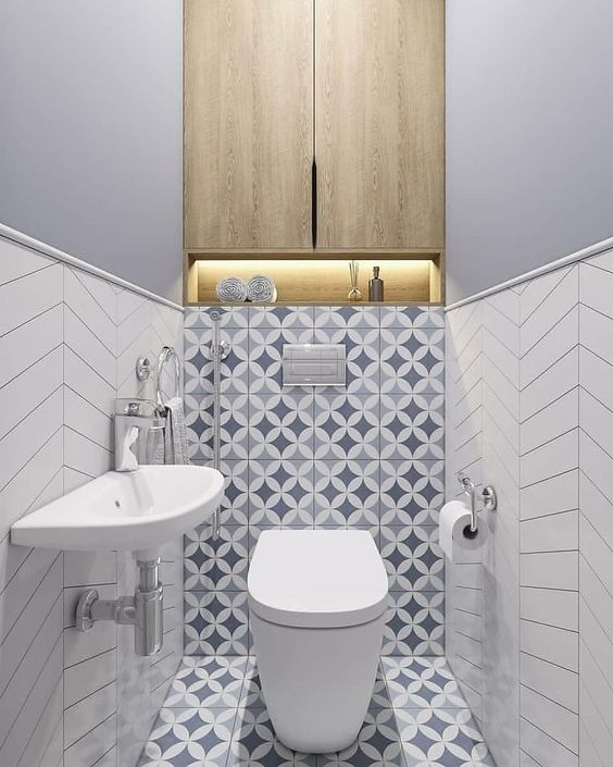 modern toilet idee met witte visgraad tegels op de muur
