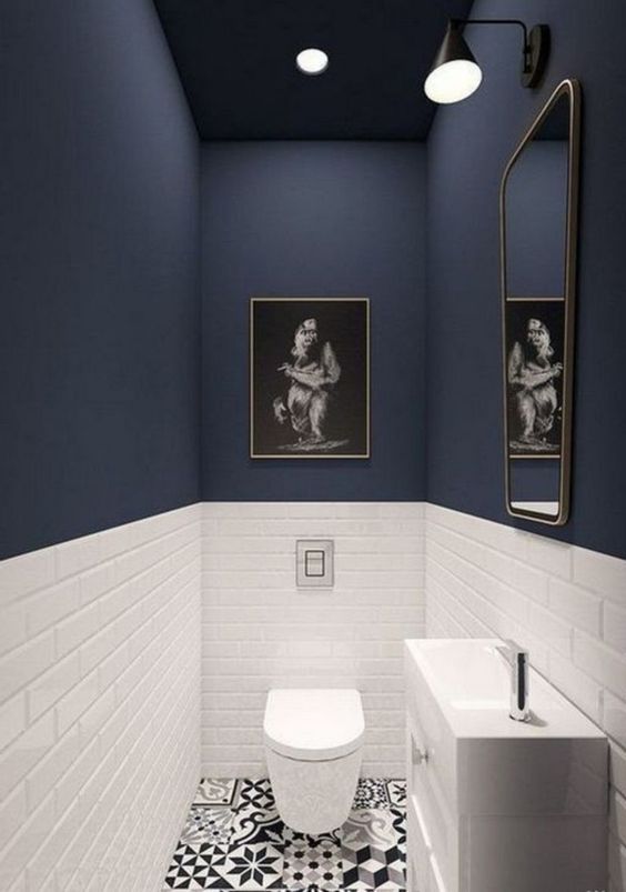 toilet ideeën met blauwe muur en witte tegels