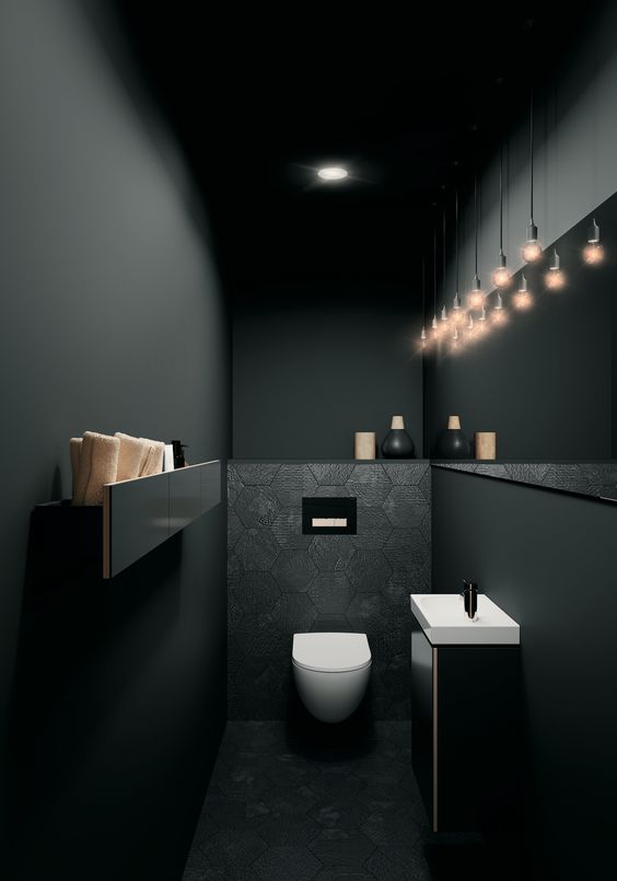 donker toilet met witte zweevdn design toiletpot en sfeerverlichting