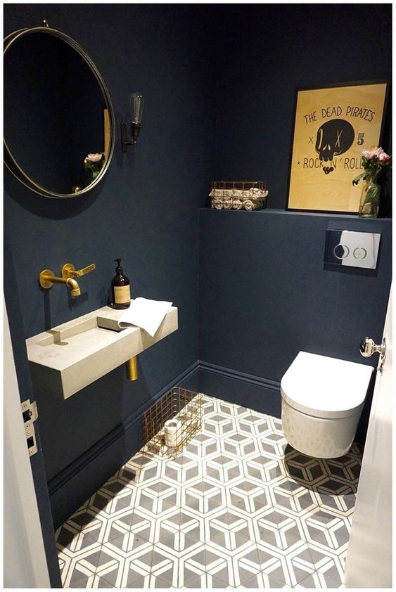 mooie blauwe toilet met gouden kraan en zwevend toiletpot